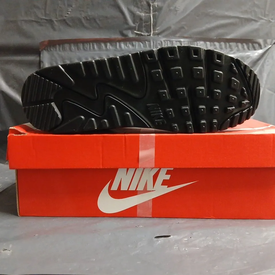 BOXED PAIR OF NIKE AIR MAX 90 TRAINERS IN BLACK/ORANGE SIZE UK 9