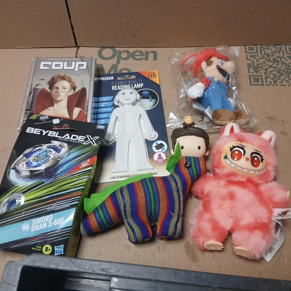 LARGE QUANTITY OF ASSORTED TOYS AND ACCESSORIES TO INCLUDE; FLEXIBLE NOVELTY READING LAMP, COUP, BEYBLADE X AND SUPER MARIO PLUSH