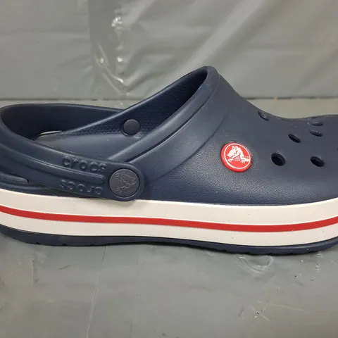 PAIR OF CROCS CROCBAND CLOGS IN NAVY - J5