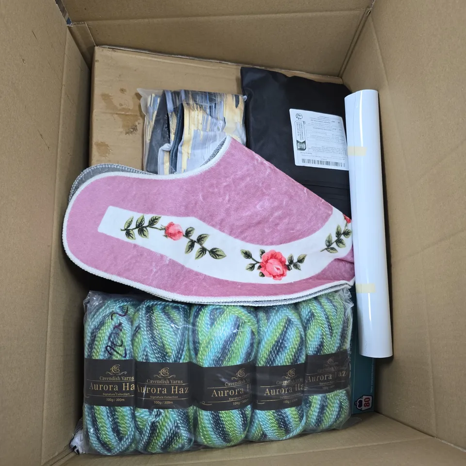 APPROXIMATELY 15 ASSORTED ITEMS INCLUDING GRACE DUVET COVER SET, A BROWN BAG AND SOME KNITTING WOOL