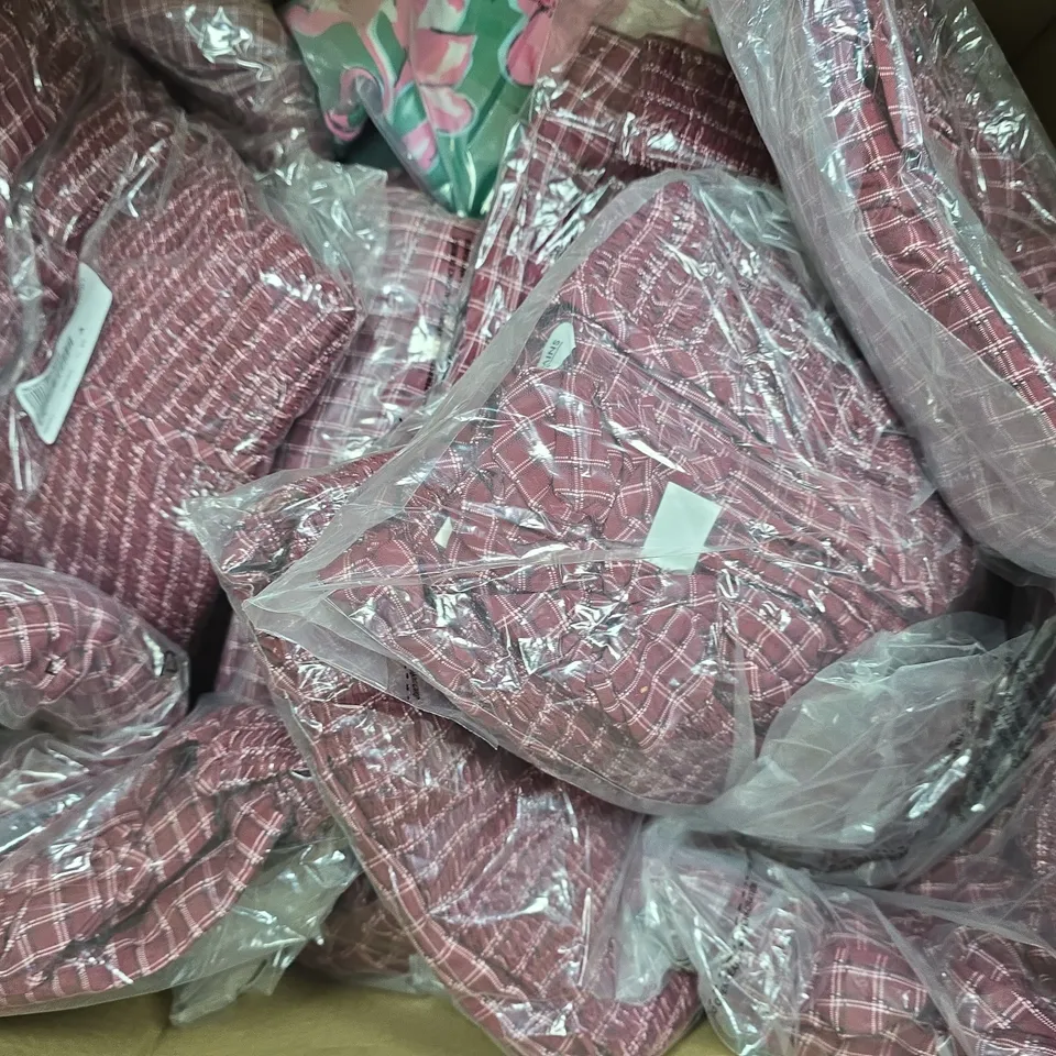 BOX OF APPROXIMATELY 20 ASSORTED CLOTHING AND FASHION ITEMS IN VARIOUS STYLES, SIZES, AND COLOURS - COLLECTION ONLY