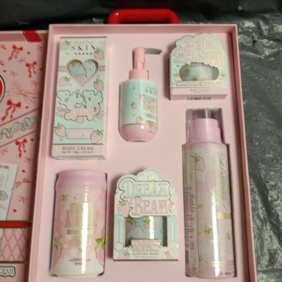 P LOUISE WRAPPED & READY SUITCASE – STRAWBERRY SNOWFLAKE BEAUTY SET