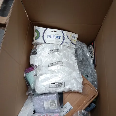 BOX OF APPROXIMATELY 15 ASSORTED ITEMS INCLUDING TINSEL JACKET, FLORAL MAGNOLIA WAX MELT SET AND PREMIUM PLEAT