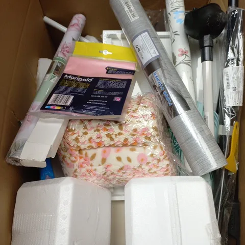 APPROXIMATELY 15 ASSORTED HOUSEHOLD PRODUCTS TO INCLUDE PERSONALISED MUGS, WALLPAPER AND TOILET PLUNGER
