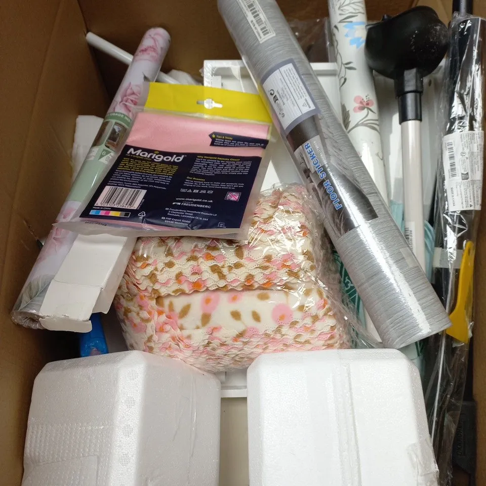 APPROXIMATELY 15 ASSORTED HOUSEHOLD PRODUCTS TO INCLUDE PERSONALISED MUGS, WALLPAPER AND TOILET PLUNGER