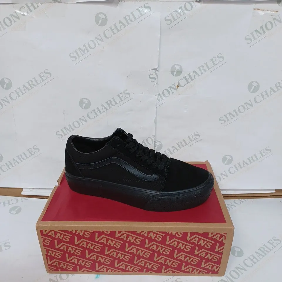 BOXED PAIR OF VANS, OLD SCHOOL BLACK PLATFORM TRAINERS - BLACK / SIZE: UK 6 