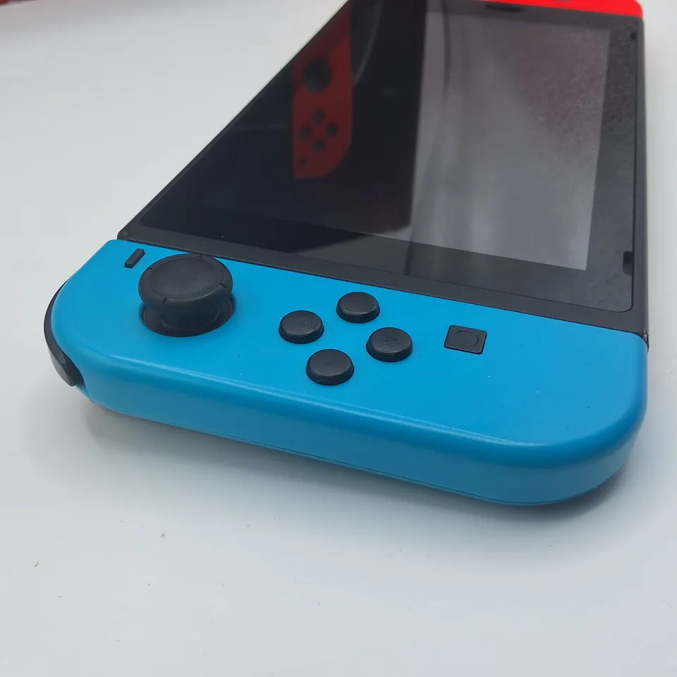 BOXED NINTENDO SWITCH GAMES CONSOLE WITH ACCESSORIES 