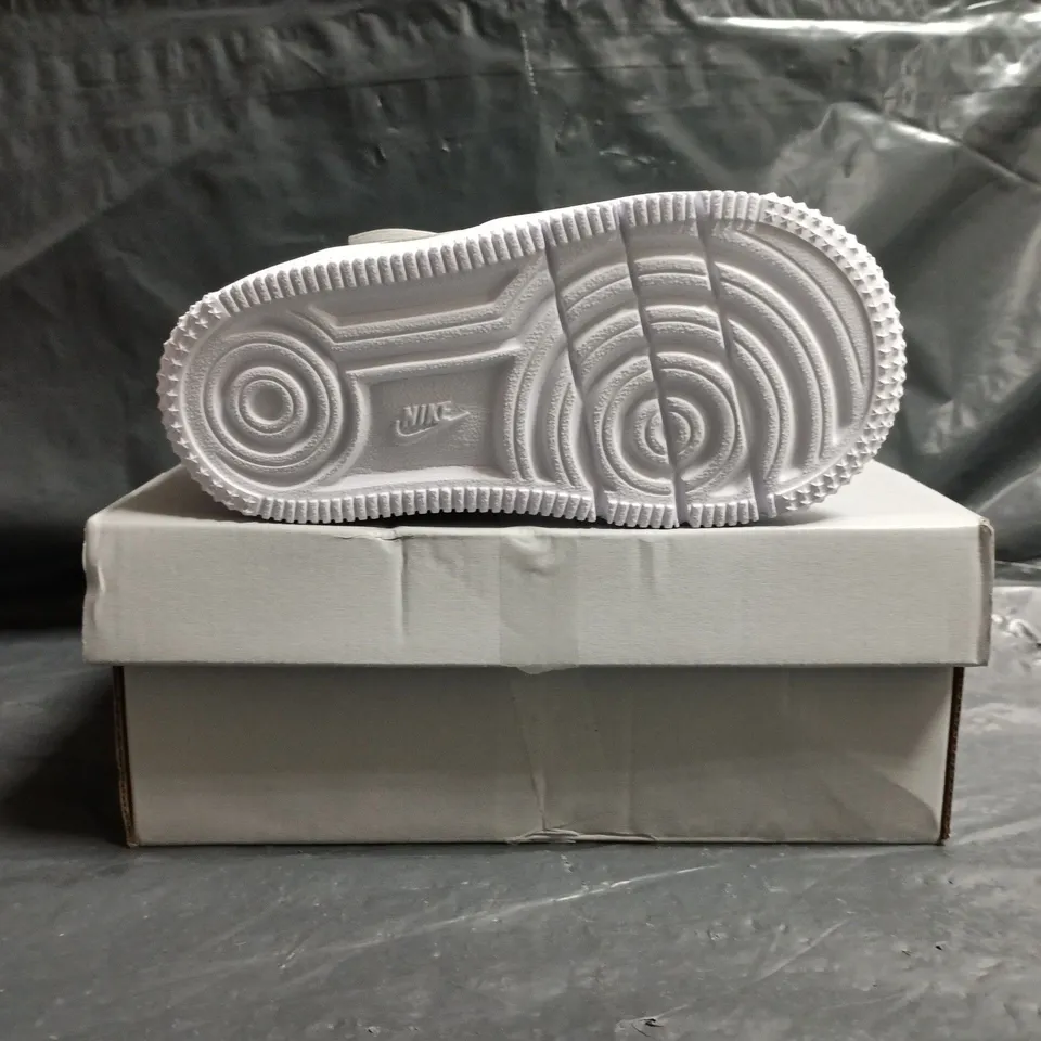 BOXED PAIR OF NIKE FORCE 1 LOW EASYON INFANT SHOES IN WHITE SIZE UK 7.5