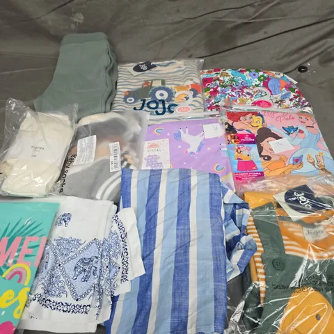 BOX OF APPROXIMATELY 25 ASSORTED KIDS CLOTHING ITEMS TO INCLUDE - TOP , SHORTS , T-SHIRT ETC