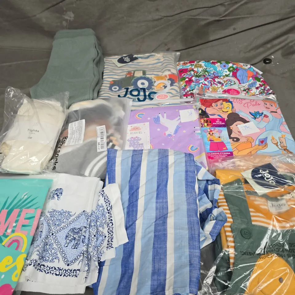 BOX OF APPROXIMATELY 25 ASSORTED KIDS CLOTHING ITEMS TO INCLUDE - TOP , SHORTS , T-SHIRT ETC