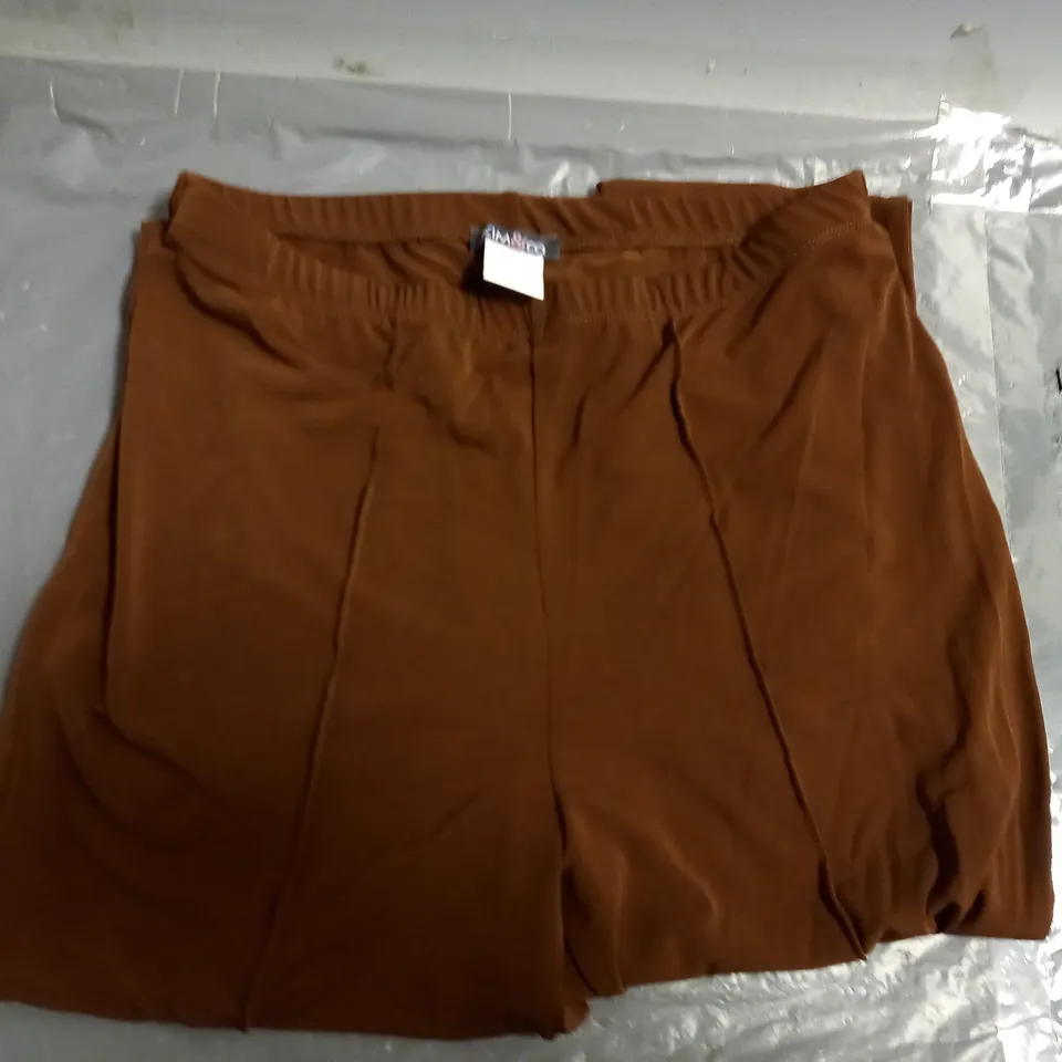 BOX OF APPROX. 10 CLOTHING ITEMS TO INCLUDE TROUSERS AND LEGGINGS  IN VARIOUS COLOURS AND SIZES 