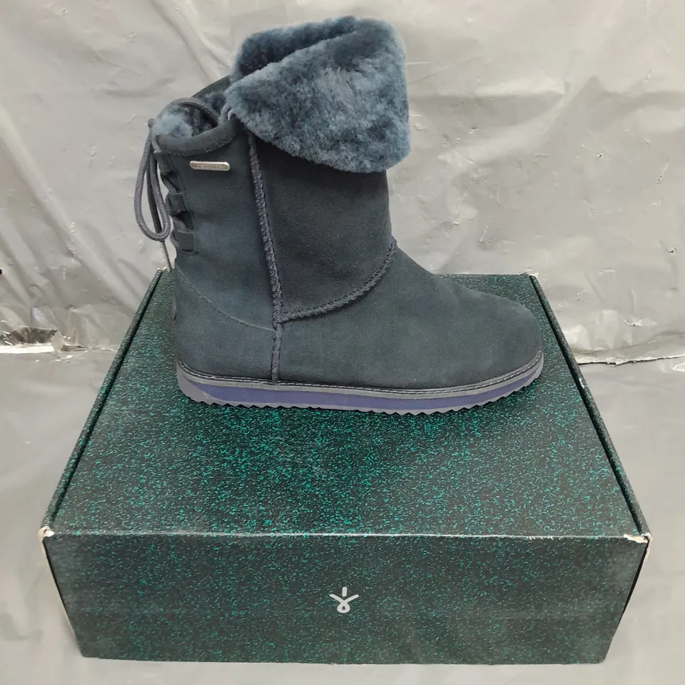 EMU AUSTRALIA BIRDWOOD WATERPROOF SHEEPSKIN BOOTS - MIDNIGHT BLUE, SIZE 6