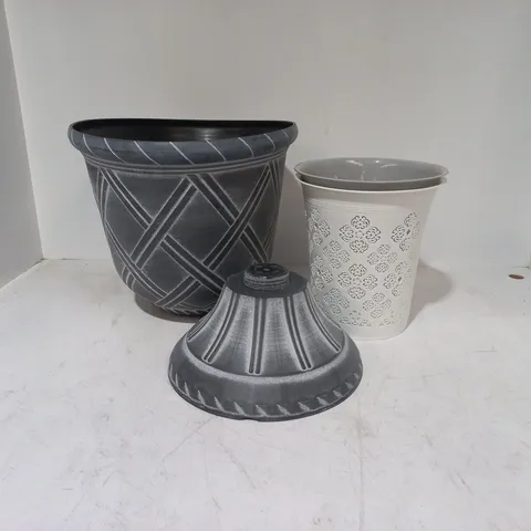 LOT OF 3 ASSORTED PLASTIC PLANT POTS