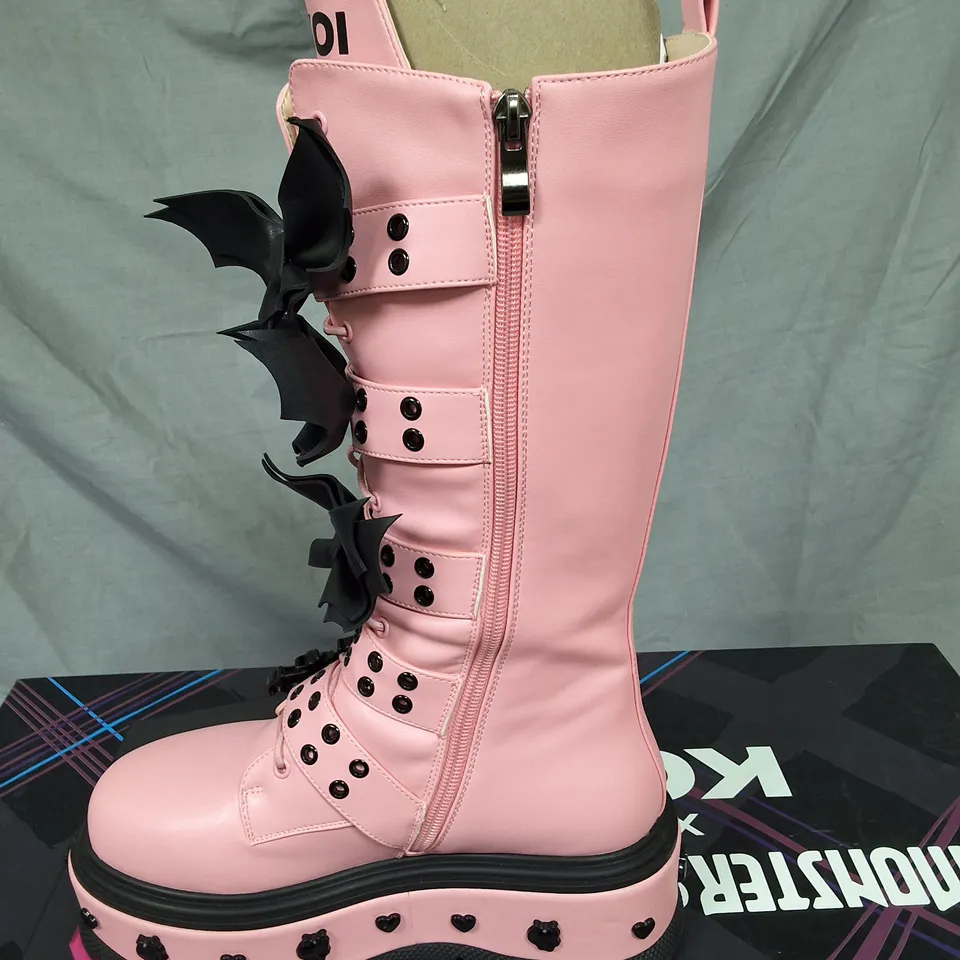 BOXED KOI MONSTER HIGH COUNT FABULOUS LONG BOOTS IN PINK - UK 4