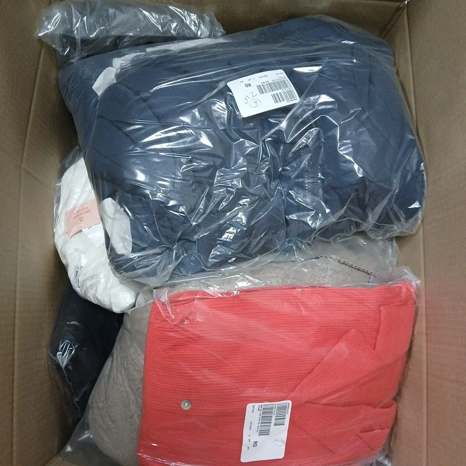 APPROXIMATELY 20 ASSORTED CLOTHING ITEMS IN VARIOUS COLOURS, STYLES AND SIZES