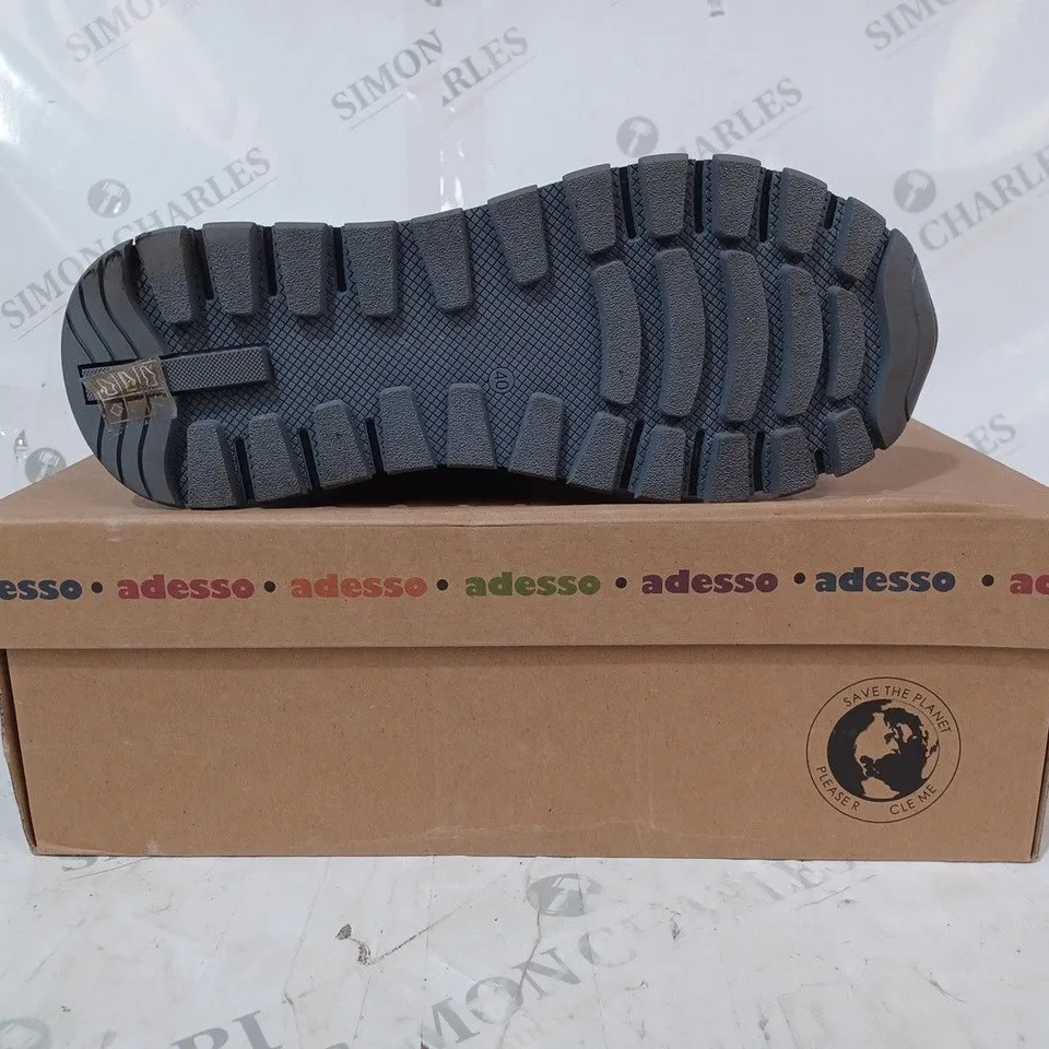 BOXED PAIR OF ADESSO AERA WATERPROOF BOOTS IN DRY ROSE COLOUR SIZE 7