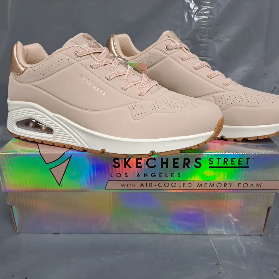 BOXED PAIR OF SKECHERS WOMEN'S SHOES IN PALE PINK/ROSE GOLD SIZE UK 7