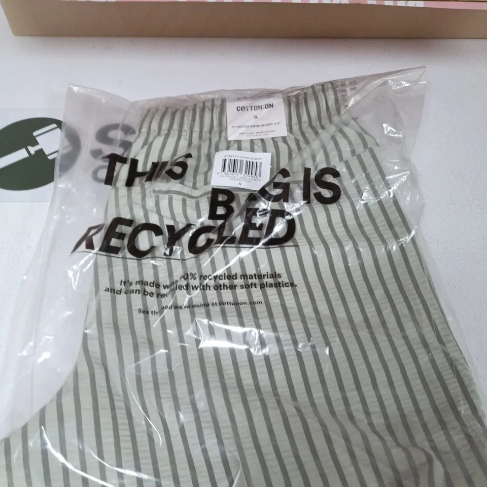  BOX OF APPROXIMATELY 15 ASSORTED CLOTHING ITEMS TO INCLUDE: STRETCH SWIM SHORT 