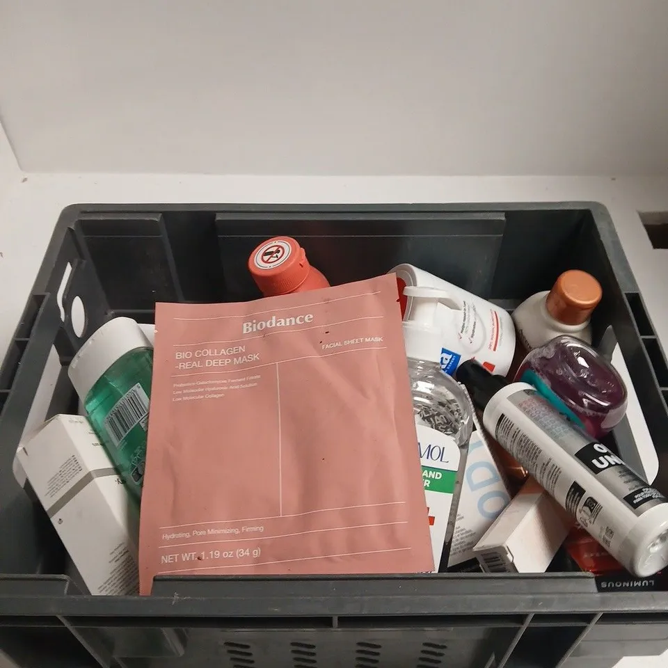 TOTE OF APPROXIMATELY 10 ASSORTED BEAUTY PRODUCTS INCLUDING THE ORDINARY GLYCOLIC ACID 7% EXFOLIATING TONER, DOVE BODY WASH AND BIODANCE BIO COLLAGEN REAL DEEP MASK