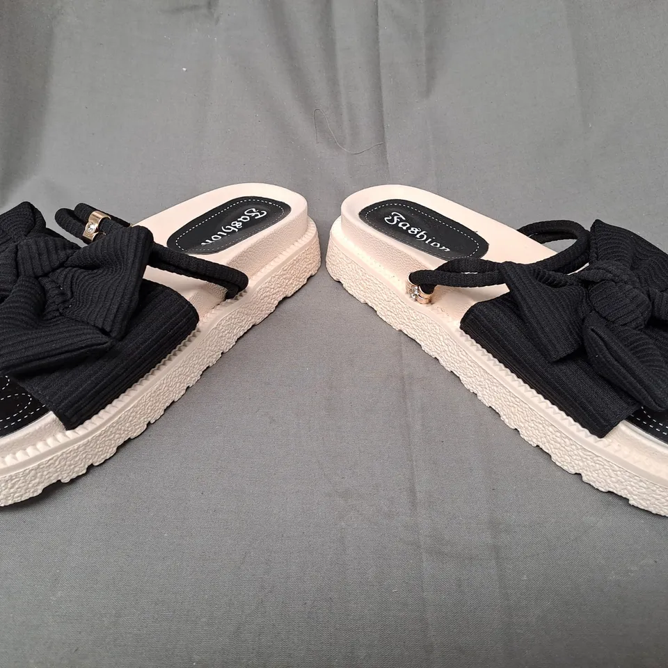 BOXED PAIR OF DESIGNER OPEN TOE SANDALS IN BLACK EU SIZE 40