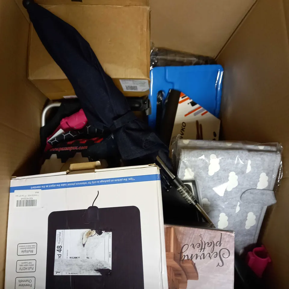 BOX OF APPROXIMATELY 15 ASSORTED HOUSEHOLD ITEMS TO INCLUDE FOOD SERVING PLATTER, FIRE ANGEL SMOKE ALARM, SHOWER CURTAIN ETC