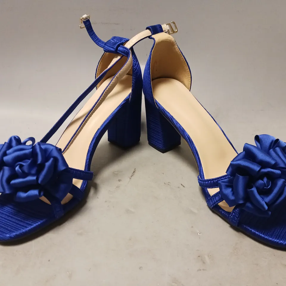 BOXED PAIR OF DESIGNER OPEN TOE BLOCK HEEL SHOES IN SAPPHIRE BLUE W. BOW DETAIL EU SIZE 40