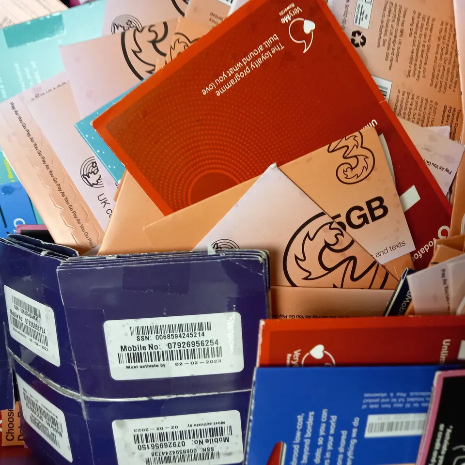 A LARGE QUANTITY OF ASSORTED SIMCARDS TO INCLUDE GIFFGAFF, VODAFONE, EE, ETC 