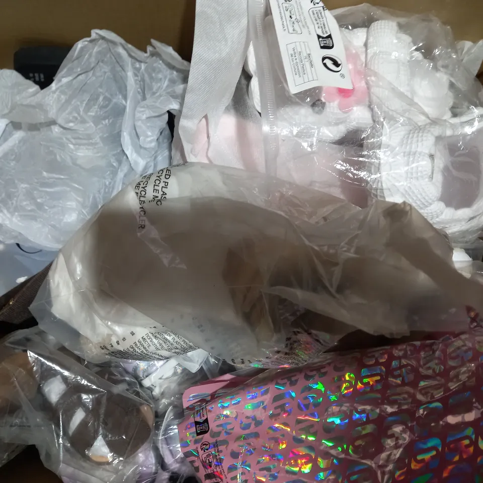 BOX OF APPROXIMATELY 15 ASSORTED PAIRS OF SHOES AND FOOTWEAR ITEMS IN VARIOUS STYLES AND SIZES TO INCLUDE PRIMARK, HAVAIANAS, MISSKG, ETC