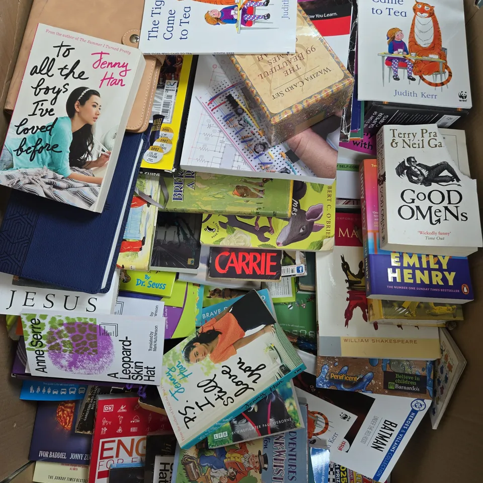LARGE QUANTITY OF ASSORTED FICTION & NON-FICTION BOOKS TO INCLUDE WORKS FROM BENARD CORNWELL, COLLINS, DAVID COLE ETC - COLLECTION ONLY
