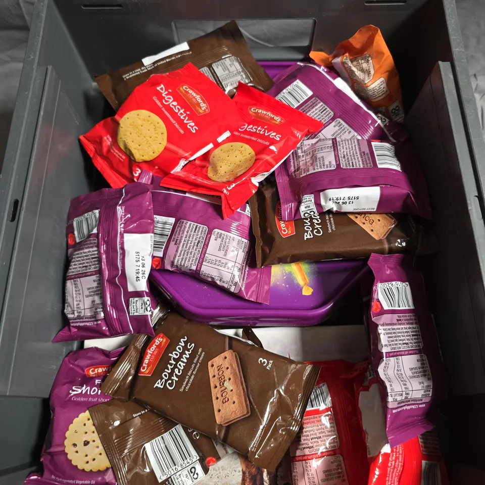 APPROXIMATELY 10 ASSORTED FOOD/DRINK PRODUCTS TO INCLUDE SHORTBREAD, QUALITY STREET, DIGESTIVES ETC 