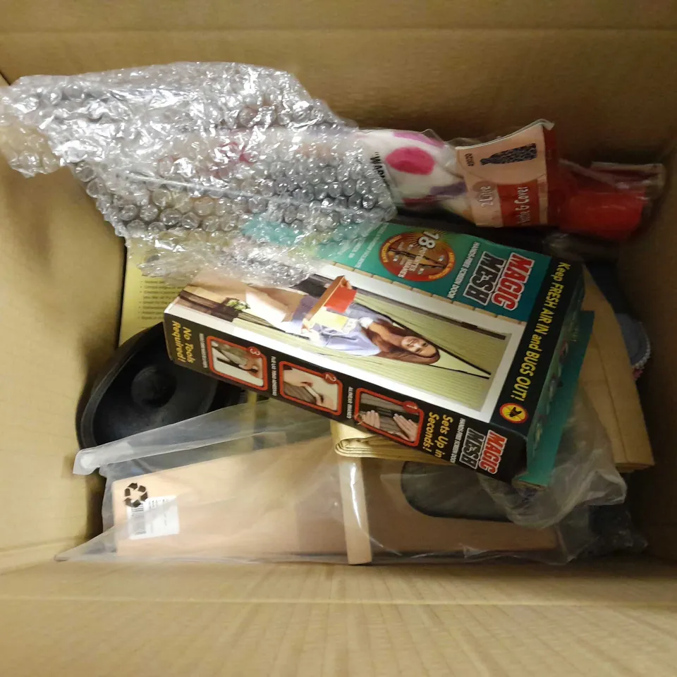 APPROXIMATELY 14 ASSORTED HOUSEHOLD ITEMS TO INCLUDE PEPPA PIG CUTLERY SET, 1 WAY 3M EXTENSION LEAD, CRYSTAL SEASONING BOX, ETC