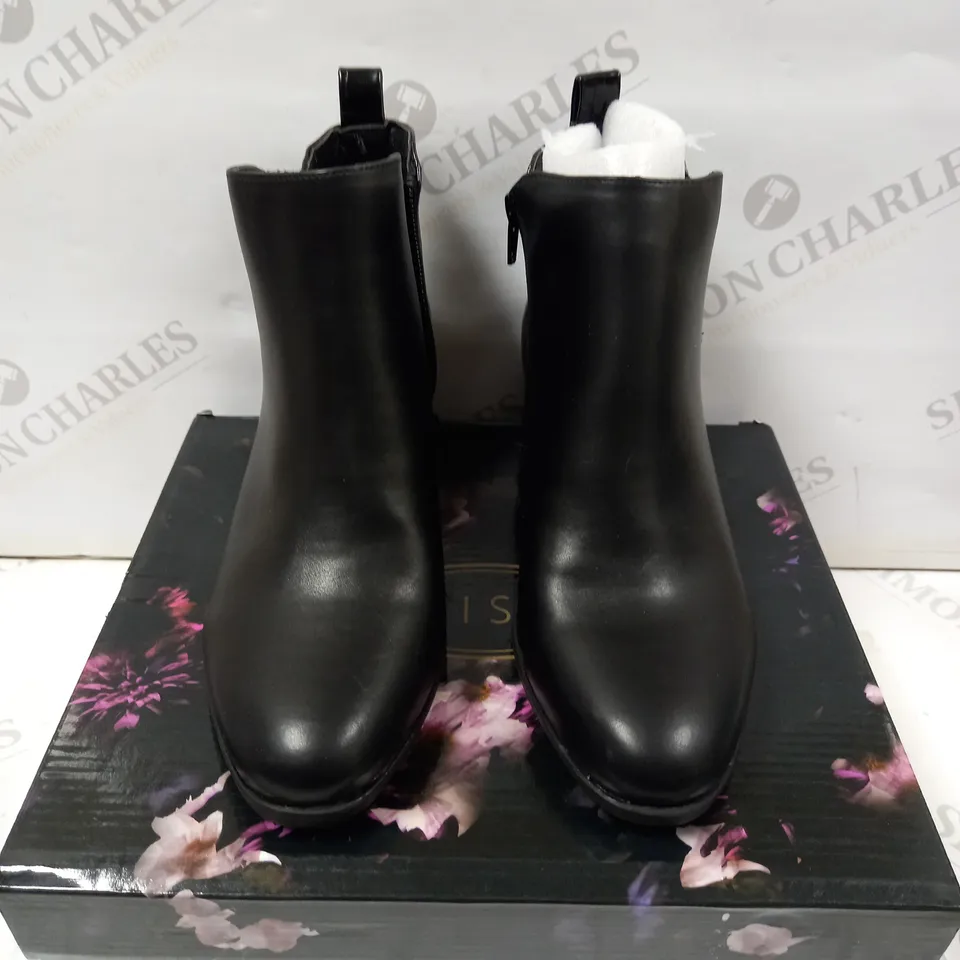 BOXED MISOBLACK ZIP BOOTS SIZE 4