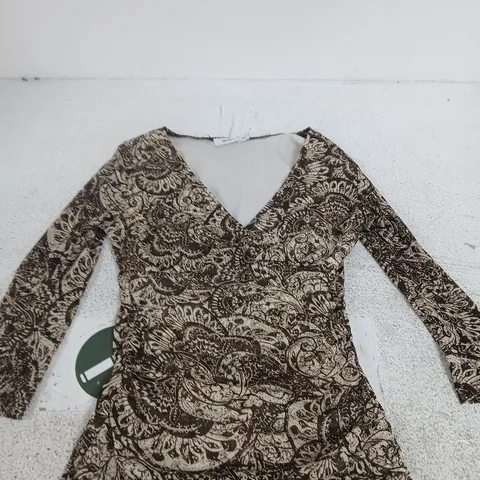 RICKI'S WOMEN'S TOP β BROWN/BEIGE PAISLEY PRINT, V-NECK, LONG SLEEVES (P/S)