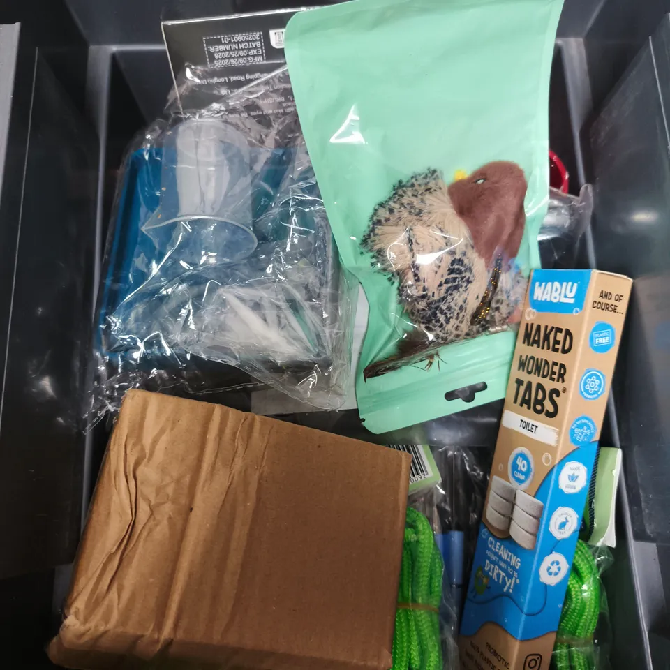 APPROXIMATELY 15 ASSORTED HOUSEHOLD ITEMS TO INCLUDE MAGIC GROOVE PRACTICE COPYBOOK, SINK AND DRAIN CLEANER AND INTELLIGENT INDUCTION LAMP