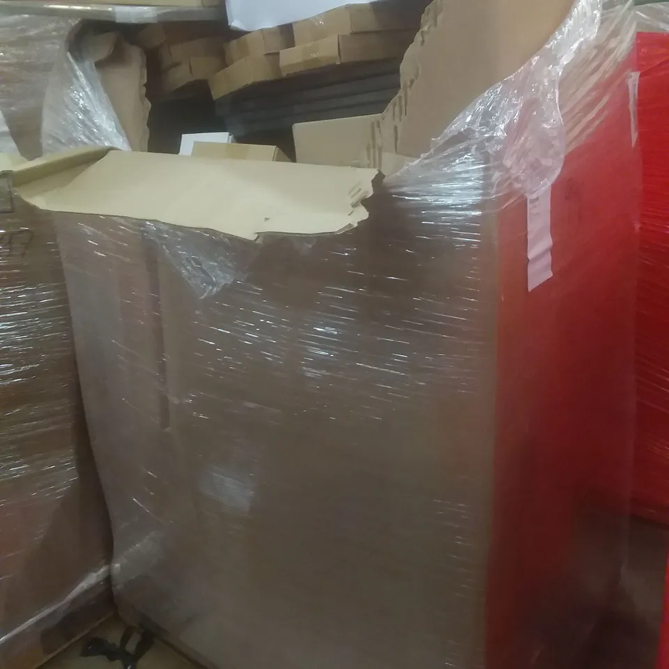 PALLET OF ASSORTED ITEMS INCLUDING USA PICTURE FRAME, HAND SAW, FOOT MASSAGER, CHRISTMAS WREATH