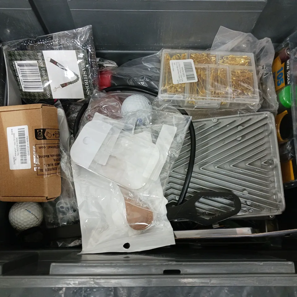 APROXIMATELY 12 ASSORTED HOUSEHOLD ITEMS TO INCLUDE LIGHTS, GOLF BALLS, LEASHBOSS BENGUU LEASH EXTENSION, ETC