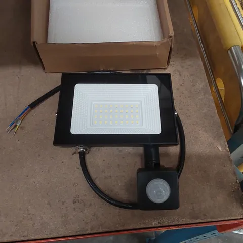 BOXED LED FLOOD LIGHT