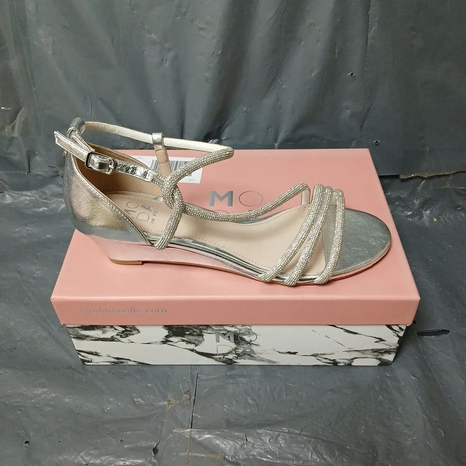 BOXED PAIR OF MODA IN PELLE YAZMINA METALLIC ASSYMETRIC GLITZ DEMI WEDGE SHOE IN SILVER SIZE 6