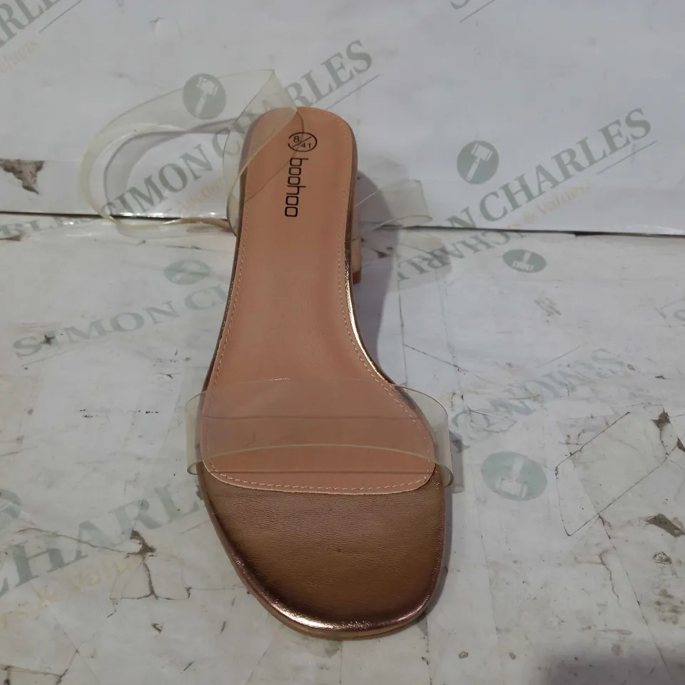 BOXED PAIR OF BOOHOO OPEN TOE LOW BLOCK HEEL SANDALS IN ROSE GOLD COLOUR W. CLEAR STRAPS EU SIZE 41
