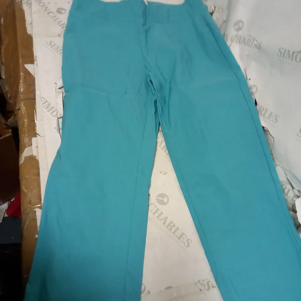LOT OF APPROXIMATELY 5 ASSORTED CLOTHING ITEMS