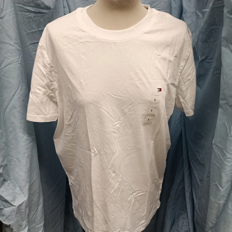 TOMMY HILFIGER WHITE T-SHIRT – UK L