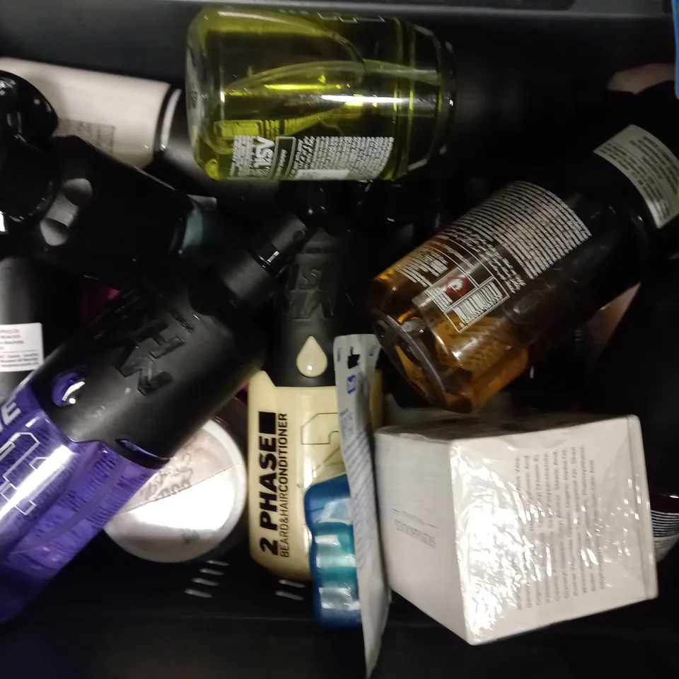 BOX OF APPROX 15 ASSORTED HEALTH AND BEAUTY ITEMS TO INCLUDE - GARNIER WASH SCRUB MASK - OGZ SHAMPOO - TEPE ANGLE BRUSH ETC