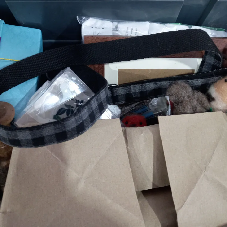 BOX OF APPROXIMATELY 10 ASSORTED ITEMS TO INCLUDE - HIP FLASK - GOLF CLUB PEN SET - CAMOFLAGE FACE CREAM ECT
