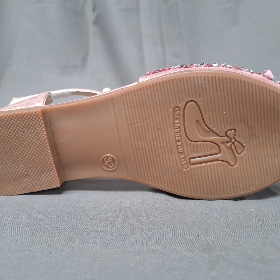 BOXED PAIR OF DESIGNER CLOSED TOE FLAT SHOES IN PINK W. SEQUIN, PEARL, AND BOW DETAIL EU SIZE 32