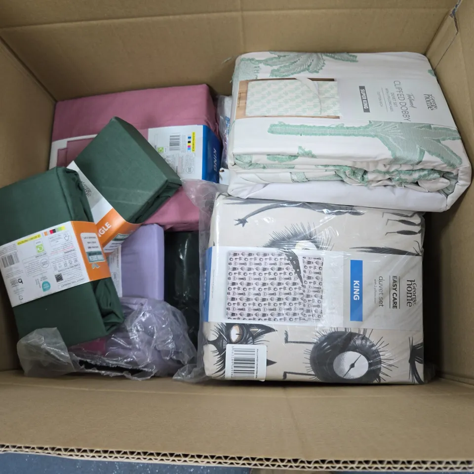 BOX OF APPROXIMATELY 12 ASSORTED BEDDING & SOFT FABRICS ITEMS TO INCLUDE - DUVET SET - FITTED SHEET ETC. 