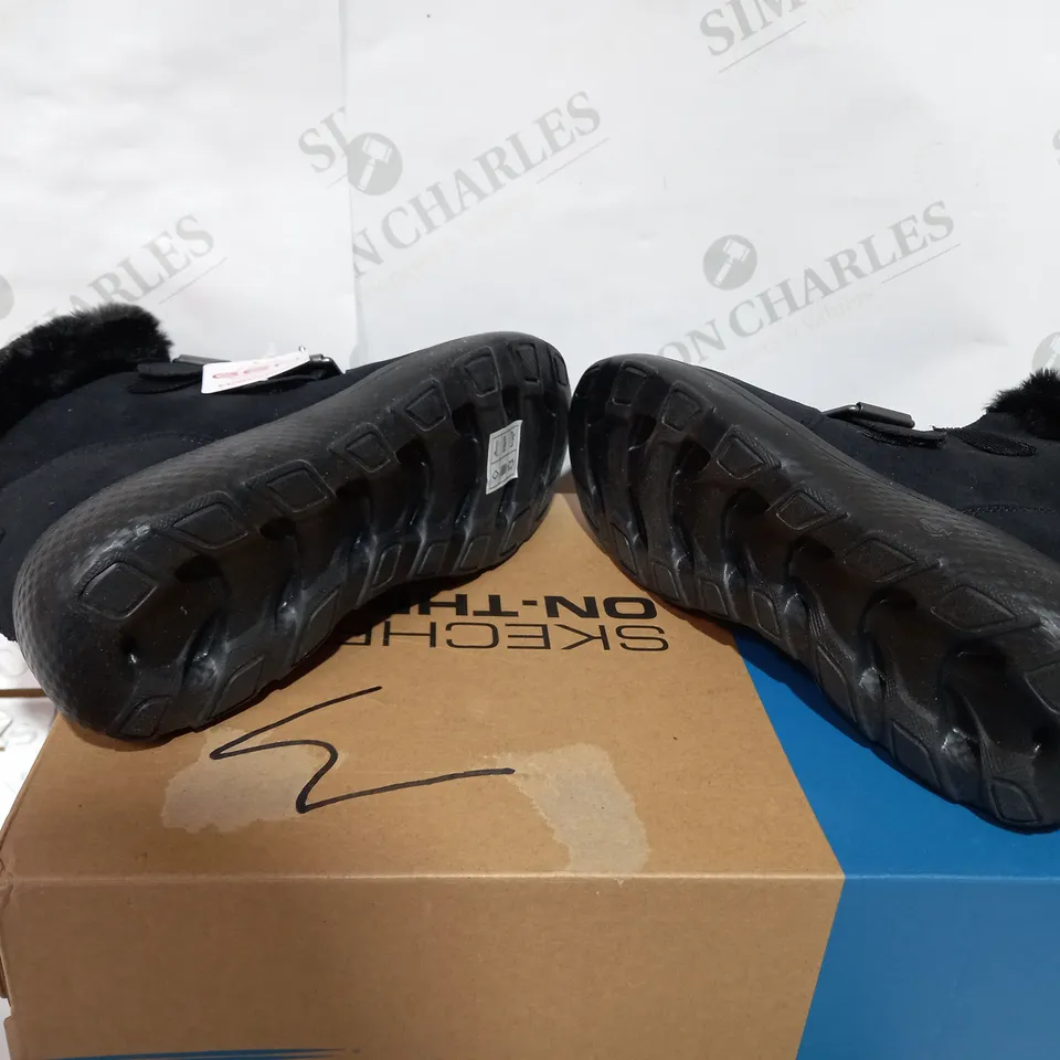 BOXED PAIR OF SKECHERS WINTER ANKLE BOOTS - SIZE 3.5