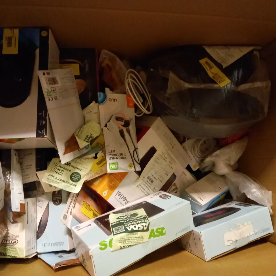BOX OF APPROX 20 ASSORTED ITEMS INCLUDING AM/FM RADIO, ONN BLUETOOTH SPEAKER AND MIXX STREAMBUDS 