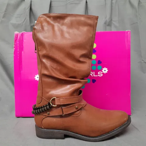 BOXED PAIR OF RAMPAGE GIRLS KAREN BOOTS IN TAN SIZE 4M