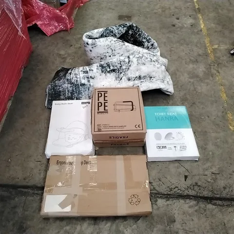 PALLET OF ASSORTED ITEMS TO INCLUDE: LAPTOP DESK, TOILET SEAT, RUG, BABY BATH SEAT, TOILET RISER ECT