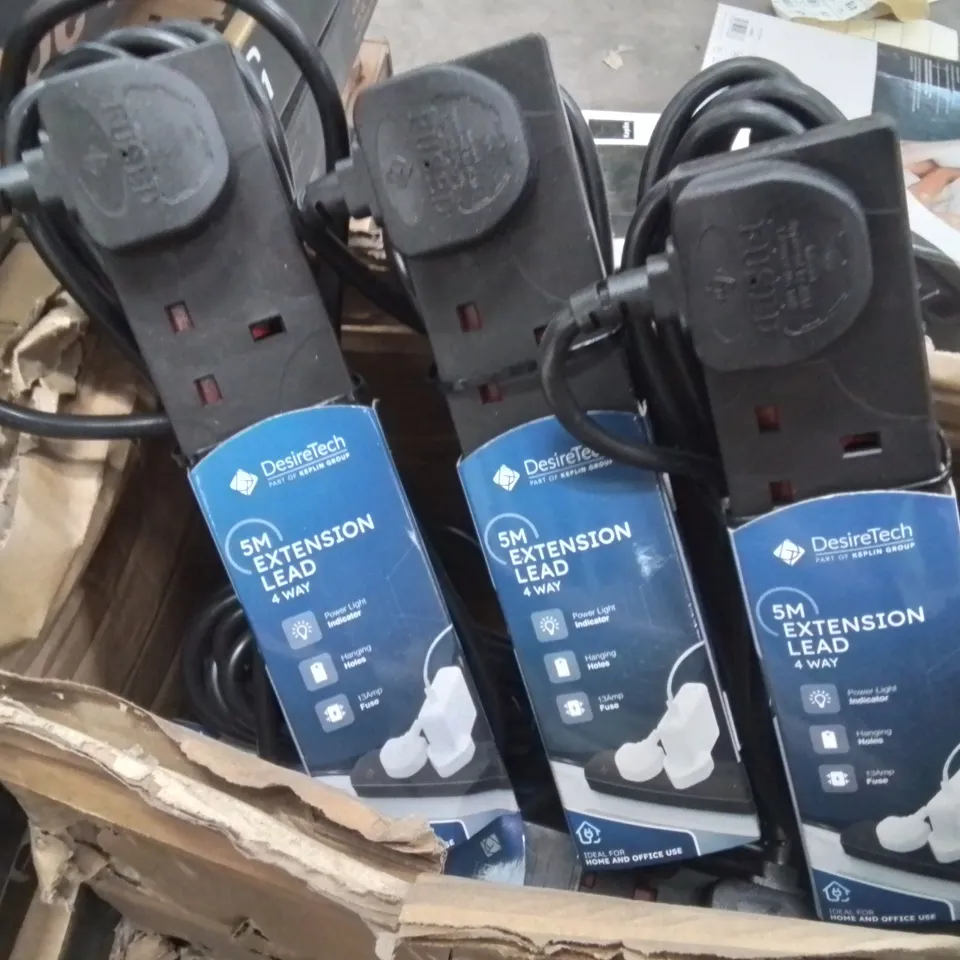 BOX CONTAINING APPROXIMATELY 8 BRAND NEW 5M EXTENSION LEADS
